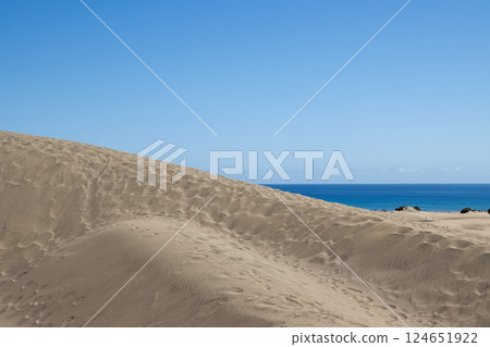 Sand dunes and Atlantic ocean, Gran Canaria, Spain 124651922