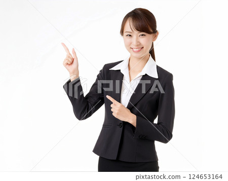 飯店女人微笑著指著 飯店女人微笑著指著 124653164