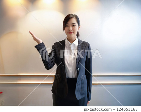 飯店女人微笑著指著 124653165