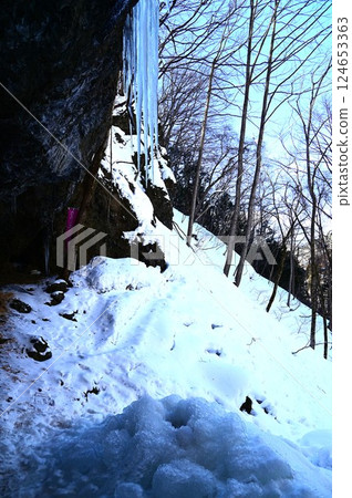 多羅什瀑布的冰柱 124653363