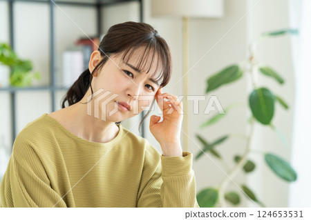 Young woman suffering in the living room 124653531