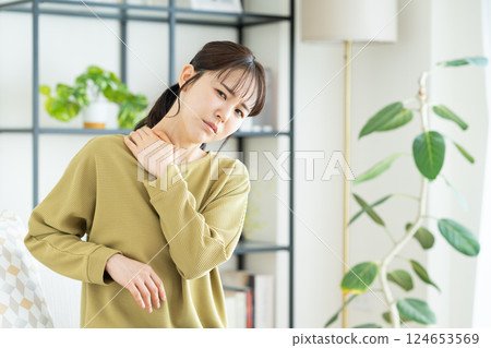 Young woman with stiff neck 124653569