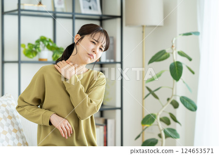 有僵硬的脖子的少婦 124653571