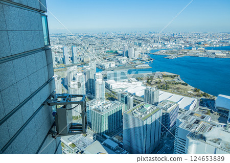 [Kanagawa Prefecture] Maintenance work on the side wall of Yokohama Landmark Tower 124653889