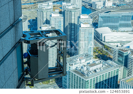 [Kanagawa Prefecture] Maintenance work on the side wall of Yokohama Landmark Tower 124653891