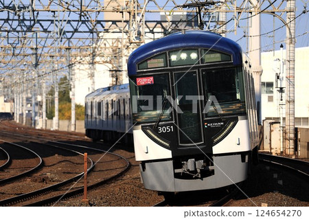 [Keihan] 3000 Series Rapid Express "Rakuraku" (Keihan Main Line: Owada Station) 124654270