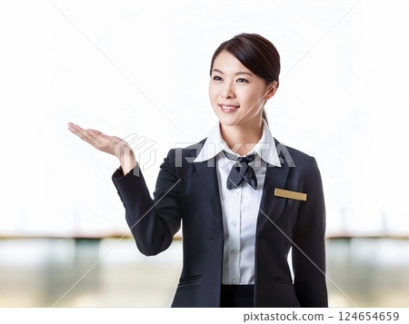 女禮賓員優雅地帶領遊客遊覽 124654659