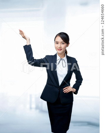 「請往這邊走」一位女禮賓員說道 124654660