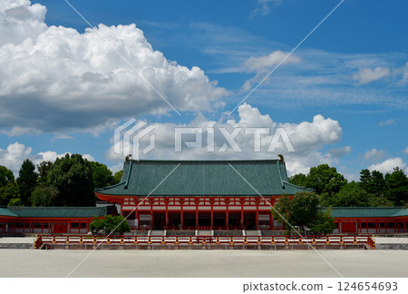 Heian Shrine shines against the blue sky 124654693