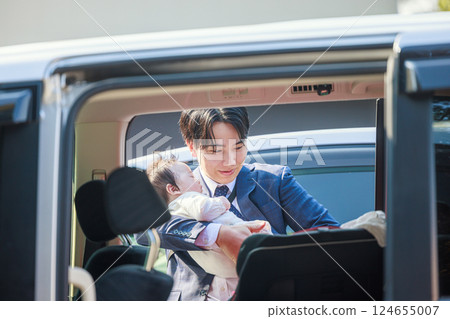 一名男子在參拜神社時將孩子從汽車座椅上抱出 124655007