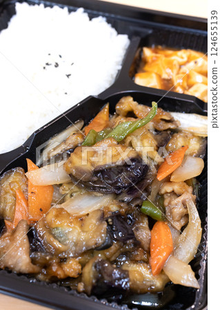 美味的中國菜、炸茄子和肉便當 美味的中國菜、炸茄子和肉便當 124655139