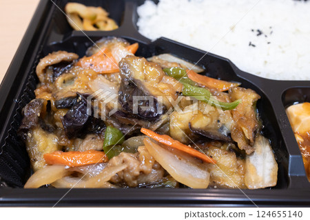 美味的中國菜、炸茄子和肉便當 美味的中國菜、炸茄子和肉便當 124655140