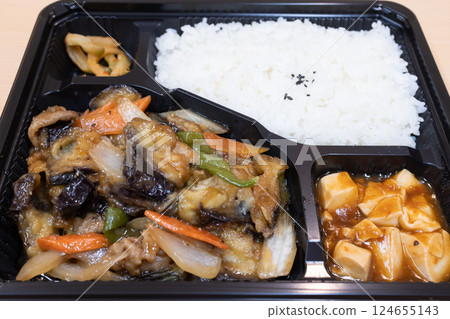 Delicious Chinese food, fried eggplant and meat bento 124655143