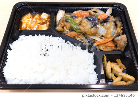 美味的中國菜、炸茄子和肉便當 124655146