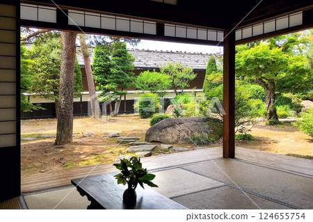 有美麗新鮮的綠色的日本庭院 124655754