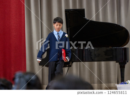 參加小學畢業典禮的小學生 參加小學畢業典禮的小學生 124655811