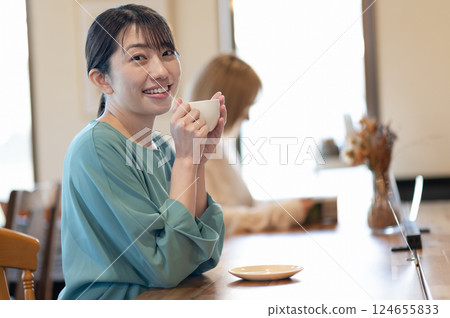 在咖啡館的一個少婦飲用的咖啡 124655833