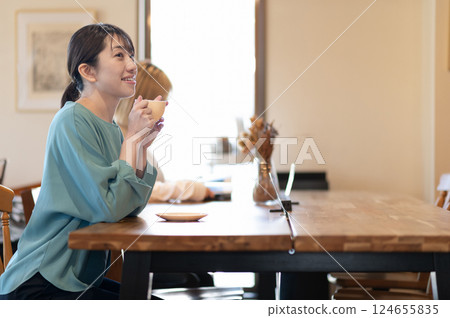 在咖啡館的一個少婦飲用的咖啡 124655835