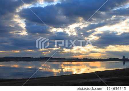 Morning scenery of Lake Yanaka in the Watarase Reservoir 124656545