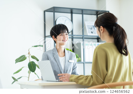 一位女性規劃師向一位年輕女子解釋 一位女性規劃師向一位年輕女子解釋 124656562