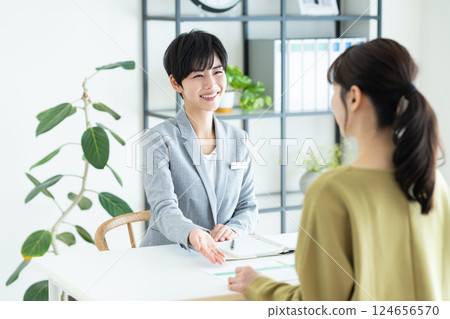 一位女性規劃師向一位年輕女子解釋 一位女性規劃師向一位年輕女子解釋 124656570