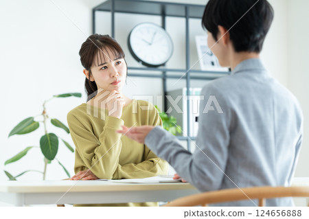 諮詢規劃師的年輕女性 124656888