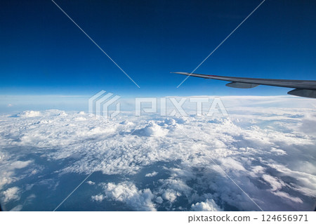 Flying while watching the beautiful sea of clouds 124656971
