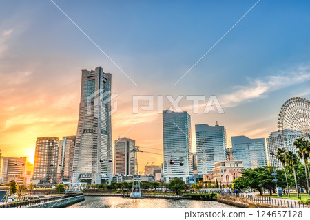 橫濱港未來城市景觀:日落、索道、地標塔、皇后廣場和摩天輪 橫濱港未來城市景觀:日落、索道、地標塔、皇后廣場和摩天輪 124657128