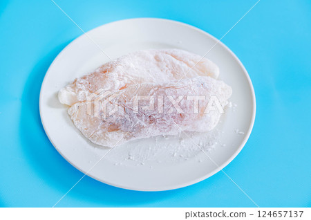 製作鱈魚法式烤麵 124657137