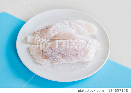 製作鱈魚法式烤麵 製作鱈魚法式烤麵 124657138