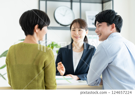 A planner selling to a young couple 124657224