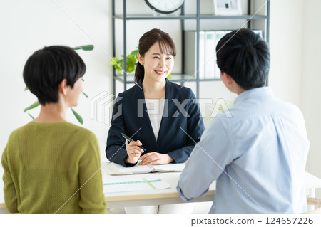 向一對年輕夫婦推銷規劃師 向一對年輕夫婦推銷規劃師 124657226