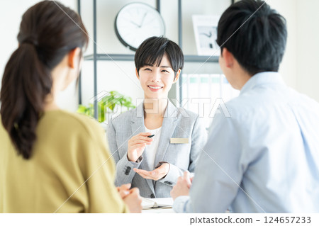 向一對年輕夫婦推銷規劃師 124657233