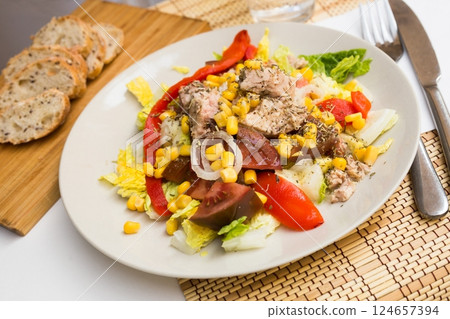 Mediterranean vegetable salad with tuna 124657394