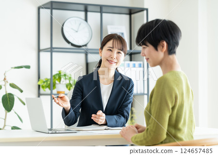 Business woman to propose to young women 124657485
