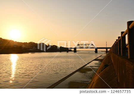 橫跨大海的內房線湊川橋的夜景 124657735