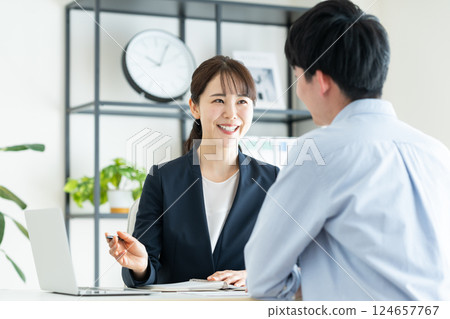 女商人向一個年輕人解釋 124657767