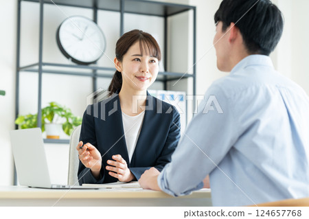 Businesswoman explaining to a young man 124657768
