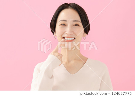 woman with beautiful teeth 124657775
