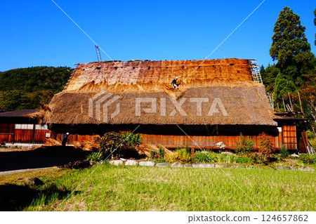 Shirakawa-go Thatched roof Re-roofing craftsman 124657862