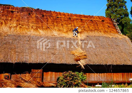 Shirakawa-go Thatched roof Re-roofing craftsman 124657865