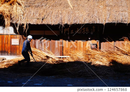 Shirakawa-go Thatched roof Re-roofing craftsman Shirakawa-go Thatched roof Re-roofing craftsman 124657868