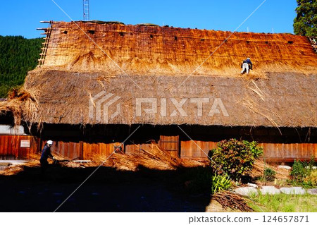 Shirakawa-go Thatched roof Re-roofing craftsman Shirakawa-go Thatched roof Re-roofing craftsman 124657871