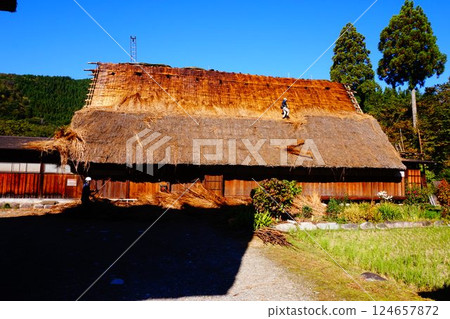 Shirakawa-go Thatched roof Re-roofing craftsman 124657872