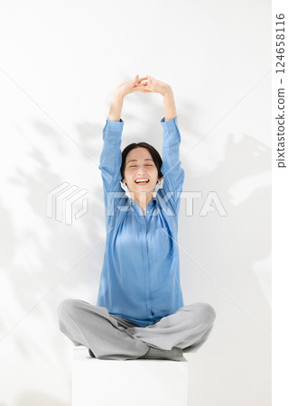 smiling casual woman smiling casual woman 124658116