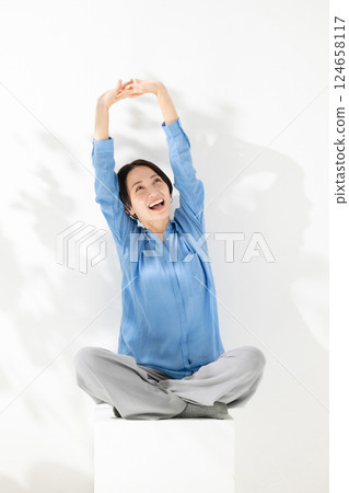 smiling casual woman 124658117