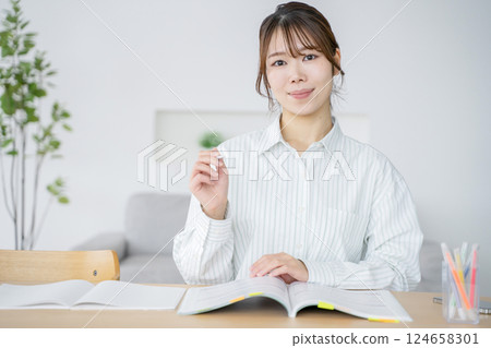 一個在家學習的女人 一個在家學習的女人 124658301