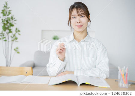 一個在家學習的女人 一個在家學習的女人 124658302
