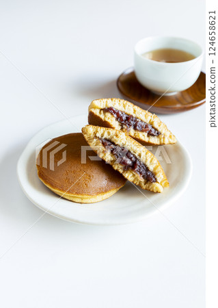 白色背景下的日本糖果銅鑼燒 白色背景下的日本糖果銅鑼燒 124658621