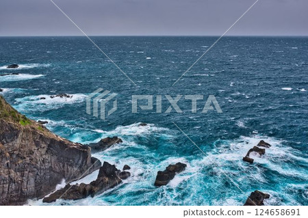 惡劣天氣下洶湧的足折岬 惡劣天氣下洶湧的足折岬 124658691